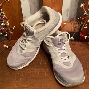 Great condition nikes! Gray and white🥰🥰